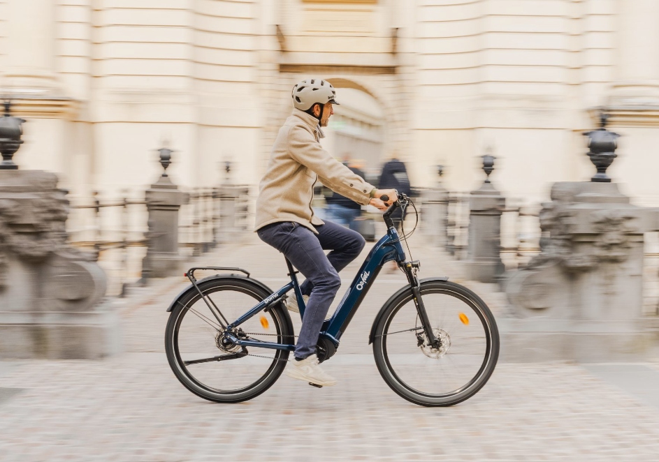 Collaborateurs avec vélos électriques en entreprise